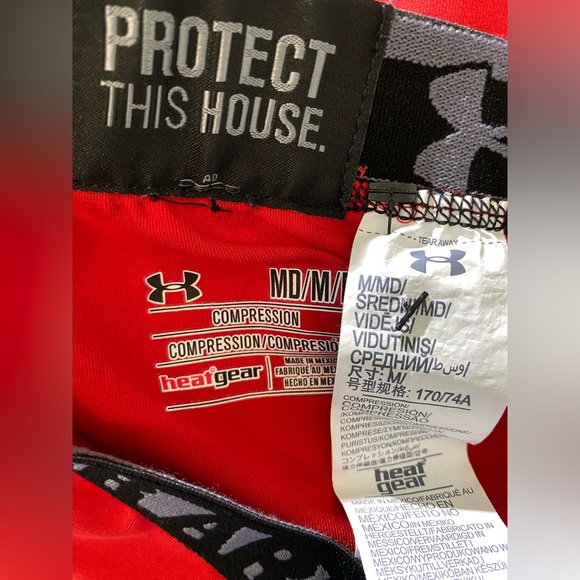 Under Armour: Red and Black HeatGear Compression Cropped Leggings - Picture 14 of 15